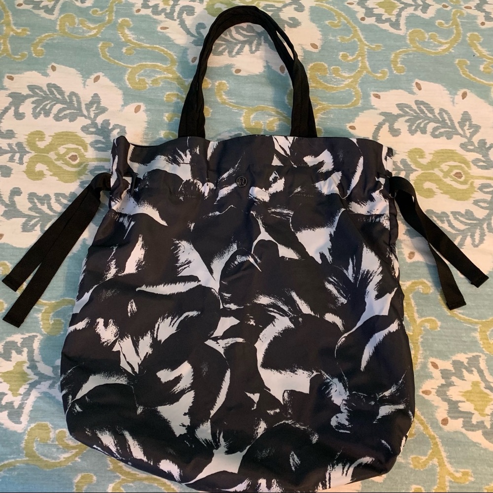 Great Condition Lululemon Easy As Sunday Tote